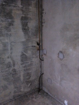 очень неприятный сюрприз у соседей напротив в трешке, нахрена батареи тут если квартира не внешняя....