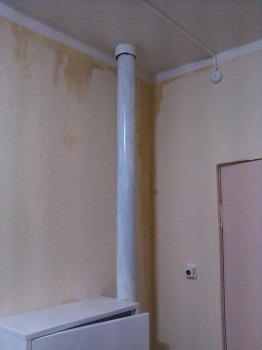 стена перед входом в квартиру