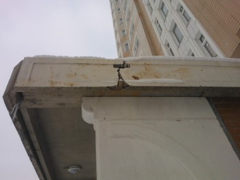 На этой фотке видна металлическая пластина на трещине. Наверное так пытались скрепить плиту.