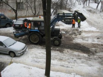 Счищали ковшом трактора до асфальта.