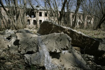 мнимое благоустройство территории около усадьбы Ивановское. Лом старого бордюрного камня свален около Померанцевой оранжереи.