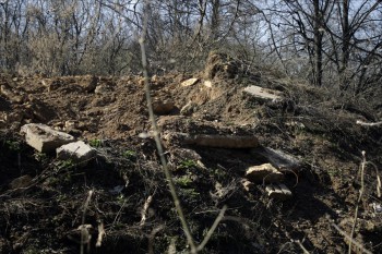 горы строительного мусора в Кузовлевом овраге, вываленные застройщиком