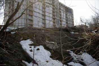 на оставшуюся часть Кузовлева оврага, где сейчас гнездятся птицы - наползают тонны строительного мусора и глины, богатой солями.