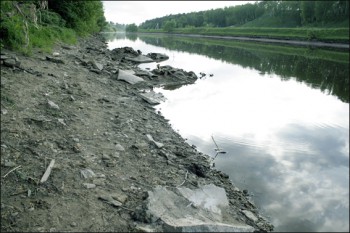 В этот короткий период мелкой воды - открываются &quot;живописные&quot; виды дна реки Пахры