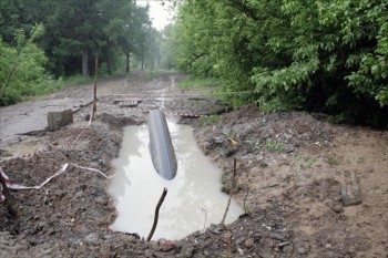 Рыли, копали, ковыряли, бетонировали и резали на окраине лесочка с тех пор, когда еще в марте снежок лежал.