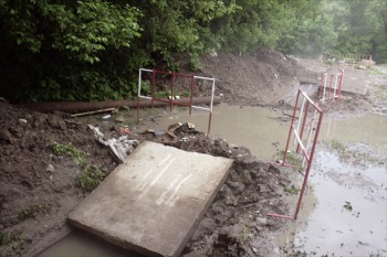глубина и площадь разлива - огромны. нынче все это покоится брошенным и недоделанным!
