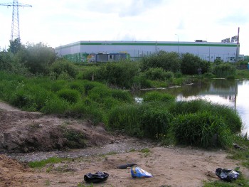 Вода стекает с поля, рыбаку это не мешает