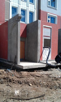 подъезд на половину ( ну примерно как машина без бамперов и дверей)