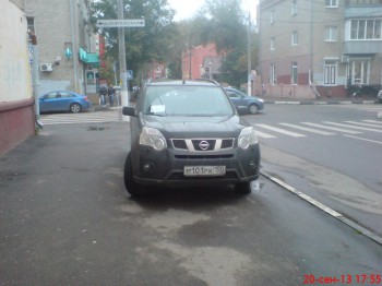 Депутат на тротуаре_Авточмо..JPG