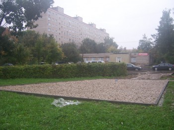 залить асфальтом лужайку - еще одна нелепость от т.н. &quot;благоустроителей&quot;