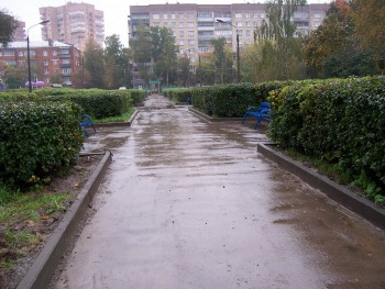 вот каким был асфальт на сквере до тех пор, пока его не начали &quot;ковырять&quot; и ломать. Зачем? ПОВТОРЮСЬ - АСФАЛЬТ БЫЛ ХОРОШЕГО КАЧЕСТВА