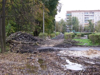 и опять - не удержусь, процетирую того, кто сидит в БД : &quot;Есть определённая схема переделки этого сквера. Более интересная. В нынешнем виде сквер делал город. Область предложила свой интересный вариант. Так глупо отказываться. Согласитесь, может быть у Вас и уютная квартирка с хорошим линолеумом, но если Вам предложат за свой счёт сделать паркет из канадского дуба, и при этом вообще украсить всю квартиру удобными вещами, Вы вряд ли откажитесь. Да и бывают моменты, когда просто нельзя отказаться...(с)