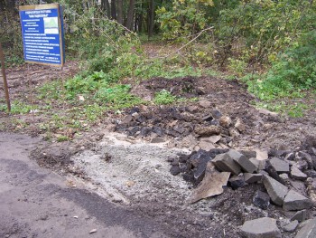 оставшийся неиспользованным, но уже разведенный цемент - сливают тут же - в рощу, здесь же валят и асфалтовый лом и крошку - таким образом площадь загрязнения стройматериалами нашего лесочка с начала работ по программе &quot;наше подмосковье&quot; увеличивается в разы