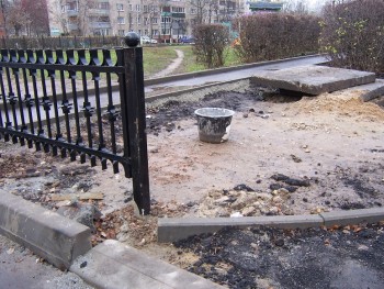 про пустое ведро, оставленное благоустроителями - http://ic.pics.livejournal.com/ekooborona/39156108/119176/119176_original.jpg