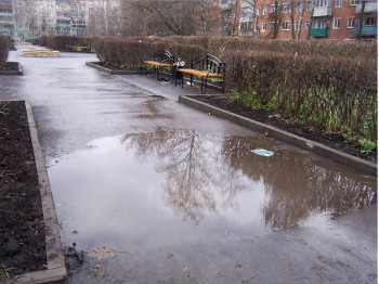 к слову - асфальт на всем сквере положили отвратительно!<br />месяца еще не прошло - а глубокие лужи уже получили постоянную прописку на &quot;новом&quot; асфальте! интересно, а к такому ремонту полагается какая-то соотвествующая гарантия?