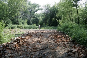 снесенный домик Водоканал просто раскатал по роще, а новый - обнес колючей проволокой.