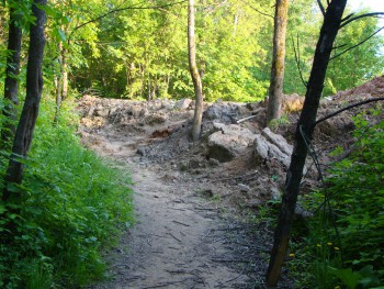 спуск к парому - навалы стройматериалов со стройки Ривьеры, навалы грунта из Кузовлева оврага - уничтожили ряд деревьев, началась эрозия и оползни, изменилась береговая линия.