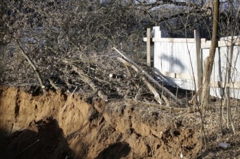 октябрь 2013 строители Ривьеры незаконно передвинули забор,  незаконно вырубили ряд деревьев