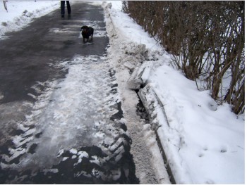 сломали бордюр трактором который чистит снег.jpg