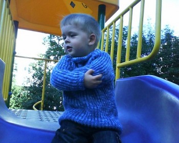 Свитер регланом. Пряжа &quot;Питер Пен&quot; Детская, понравилась. Не растягивается, не пиллингуется. После активной носки видно, что свитер ношен, но не критично.